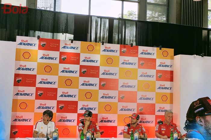 Konferensi pers kolaborasi antara Shell Advance dengan Ducati Lenovo, yang menghadirkan Sport Director Ducati Lenovo Paolo Ciabatti, pembalap MotoGP Fransesco Bagnaia dan Enea Bastianini, yang diselenggarakan di Hutan Kota by Plataran, Gelora Bung Karno, Jakarta, Selasa (10/10/2023).