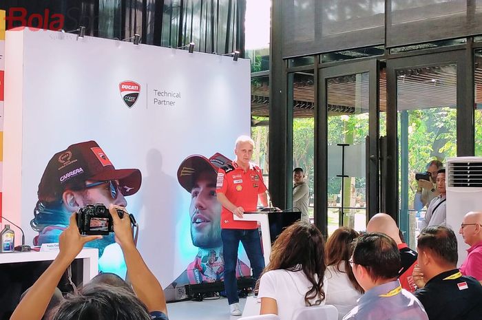 Sport Director Ducati Paolo Ciabatti saat konferensi pers kolaborasi antara Shell Advance dengan Ducati Corse, yang diselenggarakan di Hutan Kota by Plataran, Gelora Bung Karno, Jakarta, Selasa (10/10/2023).