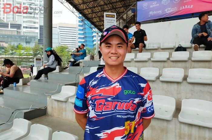 Atlet Softball asal Singapura, Joshua Tan Ri Ming, yang bergabung dengan Tim Garuda, berpose setelah melakukan pertandingan di Liga Softball Indonesia 2023, di Lapangan Softball, Gelora Bung Karno, Jakarta, Minggu (22/10/2023).