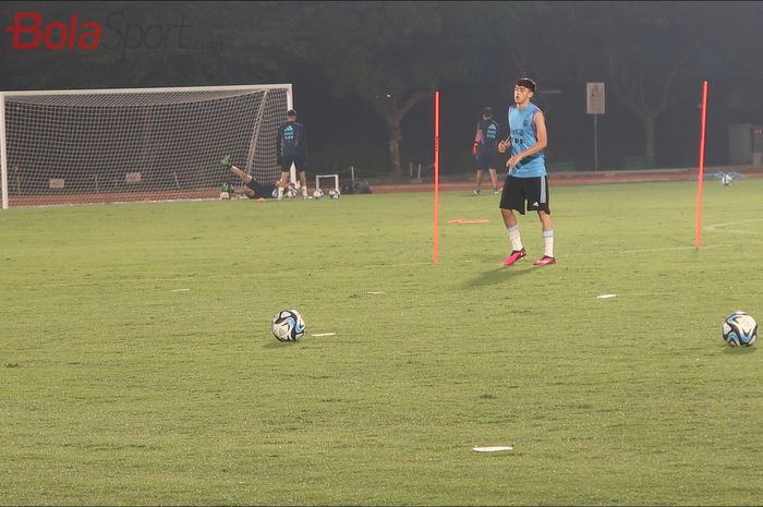 Salah satu pemain timnas U-17 Argentina tampak menjalani latihan sendiri di Lapangan Sabuga Institut Teknologi Bandung (ITB), Kamis (9/11/2023).