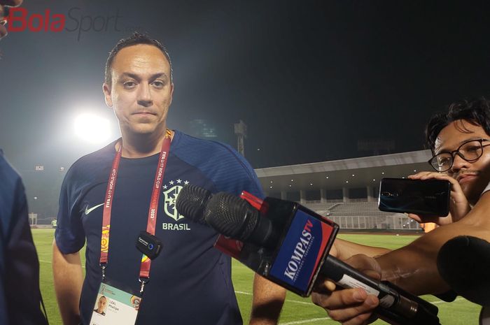 Pelatih timnas U-17 Brasil Phelipe Leal saat memberi keterangan kepada awak media di Stadion Madya, Senayan, Jakarta, Jumat (10/11/2023).