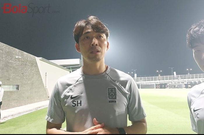 Pelatih timnas U-17 Korea Selatan Byun Sung-hwan saat memberi kerterangan kepada awak media di Lapangan A, Jakarta International Stadium (JIS), Jakarta Utara, Sabtu (11/11/2023).