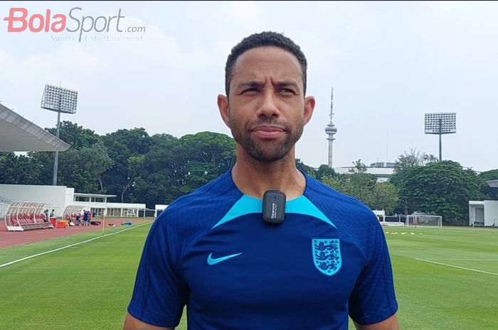 Pelatih timnas U-17 Inggris Ryan Garry saat memberi keterangan kepada awak media disela-sela latihan di Stadion Madya, Senayan, Jakarta, Kamis (16/11/2023).