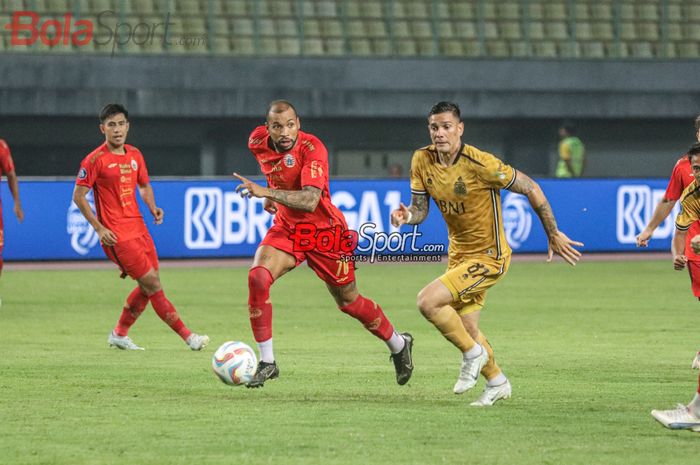 Gustavo Almeida Dos Santos (tengah) sedang menguasai bola dan dibayangi Luis Marcelo Hererra (kanan) dalam laga pekan ke-20 Liga 1 2023 antara Persija Jakarta versus Bhayangkara FC di Stadion Patriot Candrabhaga, Bekasi, Jawa Barat, Senin (27/11/2023) malam.