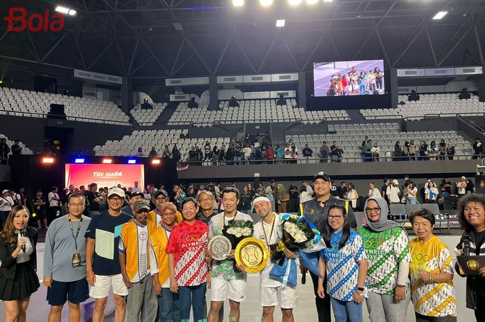 (Dua di tengah,ki-ka) Taufik Hidayat dan Raffi Ahmad berpose bersama mantan atlet olympian usai melakoni pertandingan tenis di acara The Juara, di Tennis Indoor Senayan, Gelora Bung Karno, Jakarta, Rabu (29/11/2023).