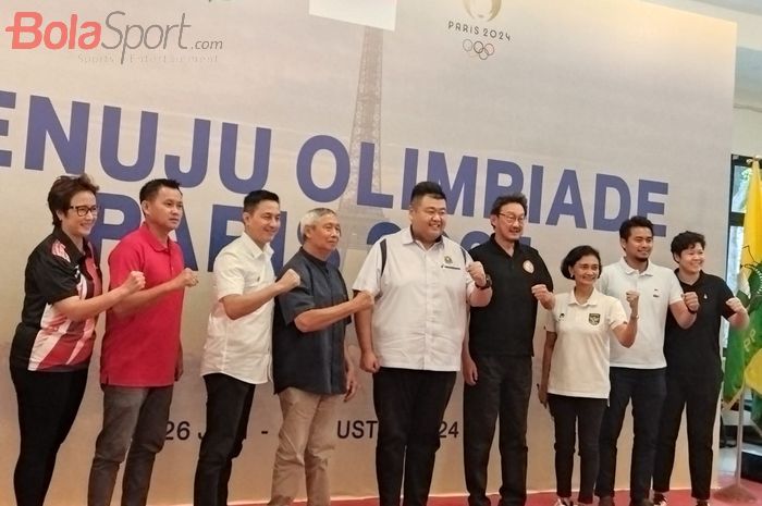 Tim Ad Hoc Olimpiade Paris 2024 berpose dalam acara perkenalan tim oleh PBSI di pelatnas Cipayung, Jakarta Timur, Senin (8/1/2024).