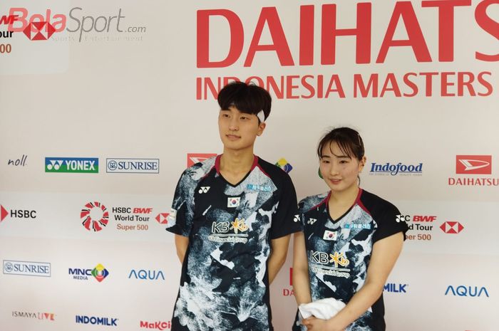 Pasangan ganda campuran Korea Selatan, Kim Won-ho/Jeong Na-eun, berpose setelah wawancara media di mixed zone di Istora Senayan, Jakarta, Sabtu (27/1/2024).