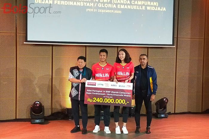 Penghargaan PB Djarum kepada atlet ganda campuran, Dejan Ferdinansyah/Gloria Emanuella Widjaja, yang diselenggarakan di Galeri Indonesia Kaya, Jakarta, Selasa (6/2/2024).