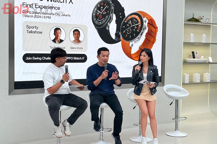 Konferensi Pers Peluncuran OPPO Watch X, yang dihadiri langsung oleh Legenda Bulu Tangkis Indonesia, Taufik Hidayat (tengah), yang diselenggarakan di Jakarta, Jumat (1/3/2024).