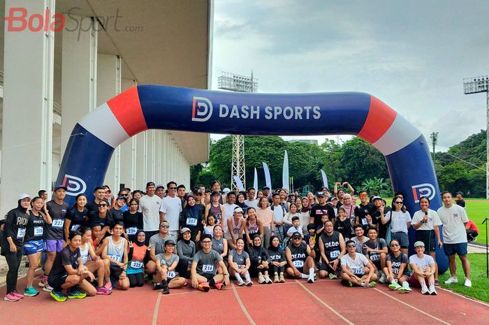 Foto bersama usai pembukaan ajang kompetisi lari lintasan Track Tribe Showdown 2024 oleh Dash Sports, yang diselenggarakan di Stadion Madya, GBK, Jakarta, Sabtu (2/3/2024).
