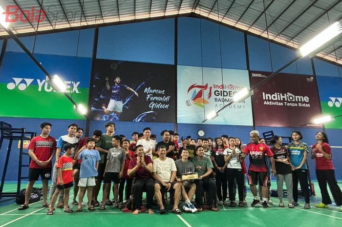 (Tengah) Atlet bulu tangkis Indonesia, Marcus Fernaldi Gideon, berpose bersama rekan-rekan usai mendapatkan kejutan ulang tahun, di Hall Gideon Badminton Academy, Jakarta, Minggu (10/3/2024).