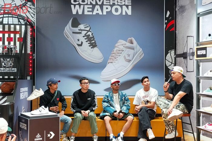 Suasana bincang-bincang pada acara Sneaker Talk yang digelar di Foot Locker, Grand Indonesia, Jakarta, Sabtu (30/3/2024).