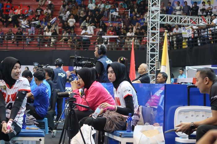 Pemain Jakarta BIN, dari kiri; Arneta Putri Amelian, Megawati Hangestri Pertiwi, dan Wilda Siti Nur Fadhilah pada laga kontra Jakarta Livin Mandiri pada Proliga 2024 di GOR Amongrogo, Yogyakarta, Kamis (25/4/2024)