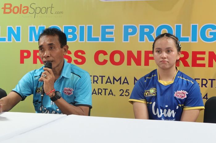 Pelatih Jakarta Livin Mandiri, Muhammad Ansori bersama setter Naysilla Wiedy, pada sesi konferensi pers usai laga melawan Jakarta BIN pada putaran pertama Proliga 2024,di GOR Among Raga, Yogyakarta, Kamis (25/4/2024).