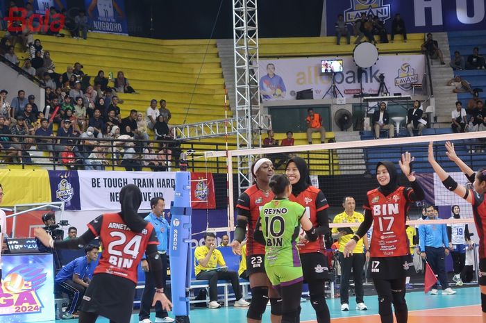 Tim bola voli putri, Jakarta BIN menghadapi Bandung Bank BJB Tanda Mata di GOR Among Rogo, Yogyakarta, Sabtu (27/4/2024).