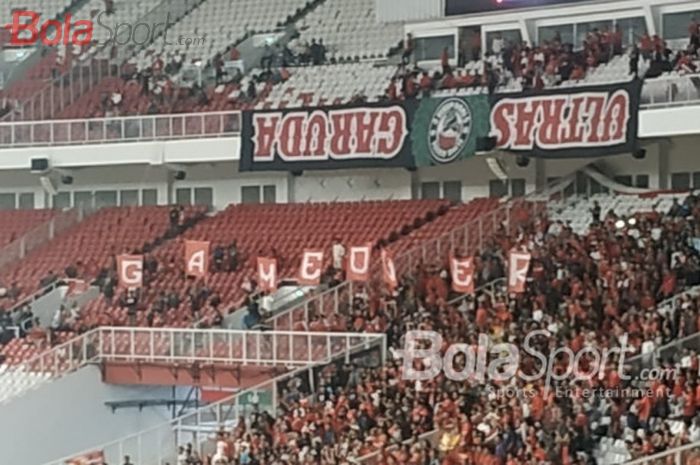 Aksi Ultras Garuda memasang spanduk terbalik dan menampilkan 'Game Over' pada laga timnas Indonesia kontra timnas Filipina, di SUGBK, Minggu (25/11/2018).