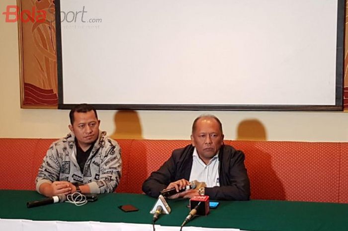 Almarhum Hidayat (kanan) saat dirinya mengundurkan diri dari Eksekutif Komite (Exco) PSSI terkait isu pengaturan skor Liga 2 2018.