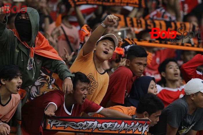 The Jak Mania saat laga melawan Sriwijaya FC di Stadion Wibawa Mukti, Cikarang,  Sabtu (24/11/2018).