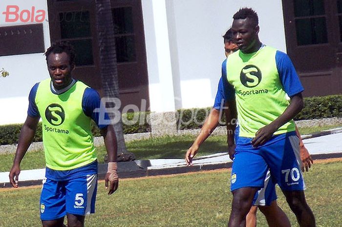  Dua pemain asing Persib, Michael Essien (kiri) dan Ezechiel N'douassel, saat berlatih di Lapangan S