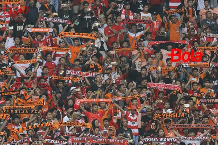 The Jakmania saat laga melawan Sriwijaya FC di Stadion Wibawa Mukti, Cikarang,  Sabtu (24/11/2018).