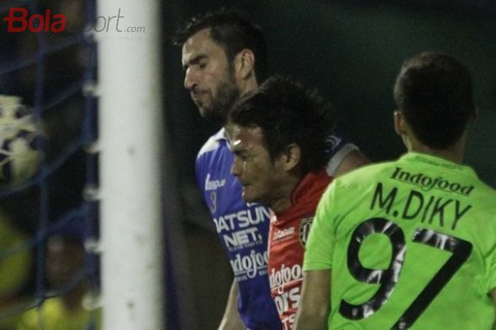 Vladimir Vujovic duel udara dengan Bobby Satria (tengah) dengan disaksikan kiper Moch. Diky.