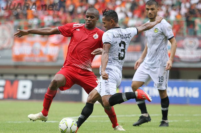 Abduh Lestaluhu dari Tira Persikabo dan Vinicius Neguete dari Persija Jakarta pada babak 16 besar Piala Indonesia 2018 di Stadion Patriot Chandrabhaga, Kota Bekasi, Kamis (21/2/2019).