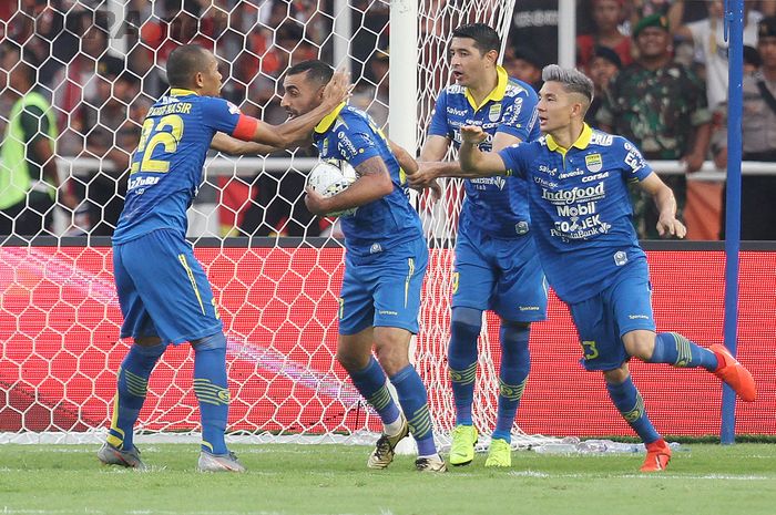 Pemain Persib Bandung, Artur Geworkyan merayakan golnya ke gawang Persija Jakarta, di Stadion Utama Gelora Bung Karno (SUGBK), Jakarta, Rabu (10/7/2019).