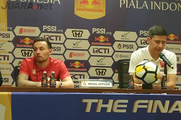 Pemain dan pelatih PSM Makassar, Marc Klok serta Darije Kalezic memberikan keterangan pers pasca laga kontra Persija Jakarta, Minggu (21/7/2019).