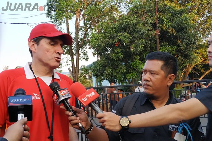 Pelatih Persija Jakarta, Julio Banuelos di Lapangan PSAU TNI AU, Jakarta Timur, Rabu (24/7/2019).