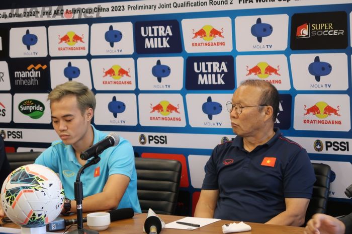 Pelatih Vietnam Park Hang-seo (kanan) dan Nguyen Van Toan dalam sesi jumpa pers jelang lawan Indonesia dalam lanjutan Kualifikasi Piala Dunia 2022 di Maya Sanur, Bali, Senin (14/10/2019).