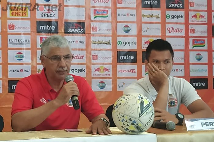 Pelatih dan kiper Persija Jakarta, Edson Tavares serta Shahar Ginanjar saat memberikan keterangan pers di Cikarang, Kabupaten Bekasi, Kamis (14/11/2019).