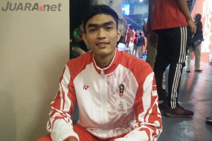 Pebola voli putra Indonesia, Doni Haryono, berpose setelah memastikan medali emas SEA Games 2019 di Philsports Arena, Manila, Selasa (10/12/2019).