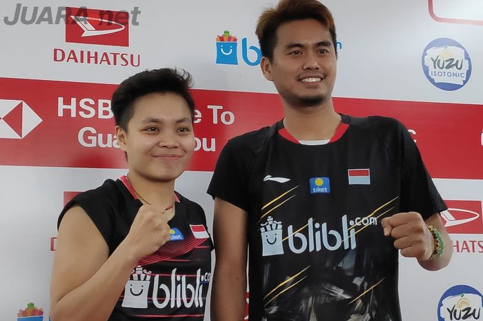 Pasangan ganda campuran Indonesia, Tontowi Ahmad/Apriyani Rahayu, berpose setelah menjalani babak kualifikasi Indonesia Masters 2020 di Istora Senayan, Jakarta, Selasa (14/1/2020).