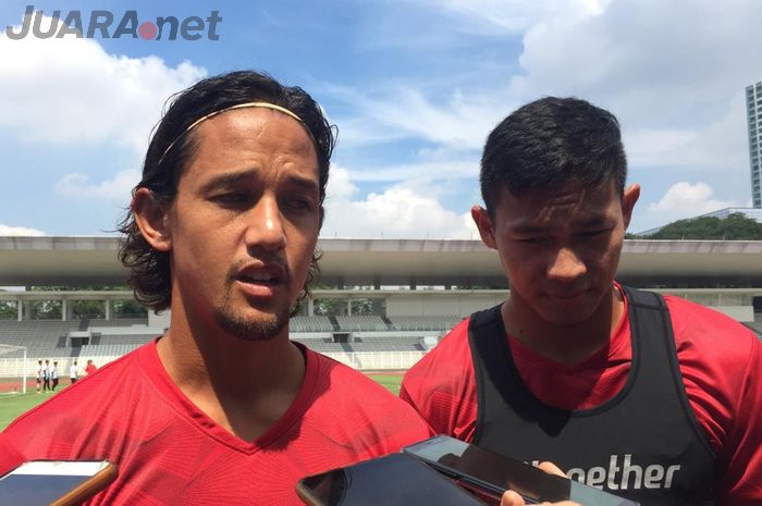 Andy Setyo dan Irfan Bachdim sebelum latihan Timnas Indonesia, di Stadion Madya, Jakarta, Sabtu (15/2/2020).