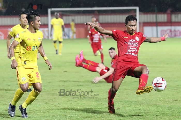 Osvaldo Haay sedang melakukan penguasaan bola serta dibayang-bayangi oleh I Putu Gede Juni Antara, ketika laga Bhayangkara FC malawan Persija Jakarta di Stadion PTIK, Melawai, Jakarta Selatan (14/3/2020)