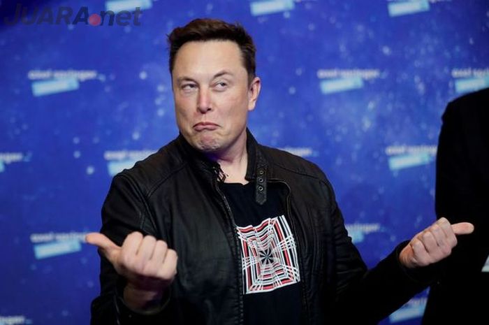 Pemilik SpaceX dan CEO Tesla Elon Musk meringis setelah tiba di karpet merah untuk penghargaan Axel Springer, di Berlin, Jerman, 1 Desember 2020