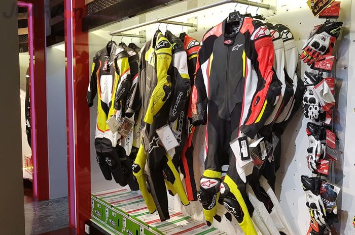 Racing suit alpinestars di showroom DeRide