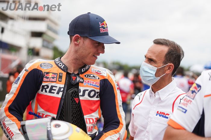 Bos Repsol Honda Alberto Puig (kanan) bersama Pol Espargaro (kiri).