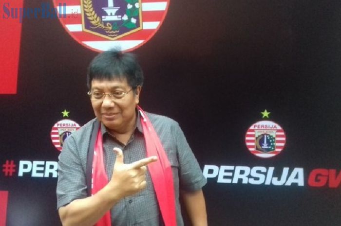 Gede Widiade resmi saat diperkenalkan sebagai Direktur Utama Persija Jakarta dalam konferensi pers di Epiwalk Kuningan, Jakarta Selatan, Selasa (14/3/2017).   
