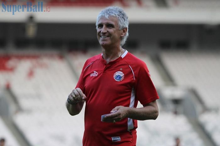 Pelatih Persija Jakarta Ivan Kolev tertawa saat memimpin latihan timnya di Stadion Utama Gelora Bung Karno, Senayan, Jakarta, Senin (25/2/2019), untuk persiapan melawan Becamex Binh Duong dalam penyisihan grup Piala AFC 2019. Kali ini Persija siap menghadapi Borneo FC di Piala Presiden 2019.