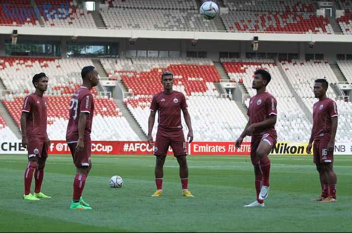 Sejumlah pemain Persija Jakarta berlatih di Stadion Utama Gelora Bung Karno (GBK), Jakarta, Senin (25/2/2019), sehari sebelum menjamu Becamex Binh Duong dalam penyisihan grup Piala AFC 2019. 