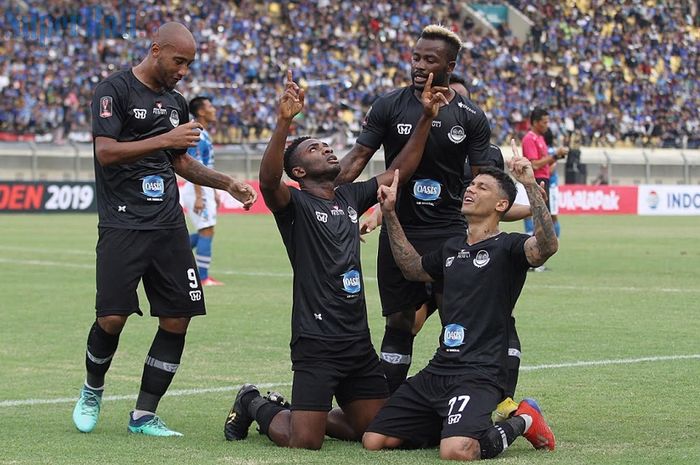 Striker PS Tira-Persikabo Osas Saha (tengah) selebrasi bersama rekan-rekannya usai membobol gawang Persib Bandung dalam laga pembuka Piala Presiden 2019 di Stadion Si Jalak Harupat, Soreang, Kabupaten Bandung, Sabtu (2/3/2019) sore WIB.