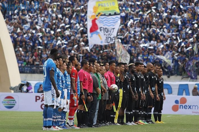 Menpora Imam Nahrawi, didampingi antara lain Ketua Steering Committee  Piala Presiden 2019 Maruarar Sirait, berfoto bersama para pemain Persib Bandung dan PS Tira-Persikabo sebelum memulai laga perdana PIala Presiden 2019 di Stadion Si Jalak Harupat, Soreang, Kabupaten Bandung, Sabtu (2/3/2019) sore