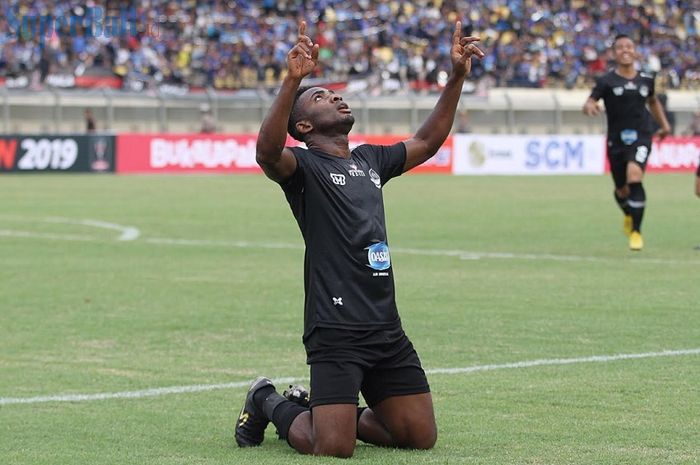 Striker PS Tira-Persikabo Osas Saha selebrasi usai membobol gawang Persib Bandung dalam laga pembuka Piala Presiden 2019 di Stadion Si Jalak Harupat, Soreang, Kabupaten Bandung, Sabtu (2/3/2019) sore WIB.