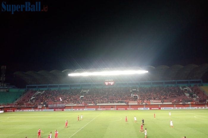 Suasana Stadion Maguwoharjo yang dipenuhi The Jak Mania, suporter Persija Jakarta.