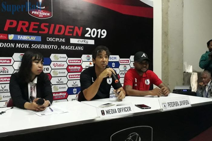 Pelatih dan Pemain Persipura Jayapura, Luciano Leandro (tengah) serta Titus Bonai (Kanan) saat jumpa pers setelah laga di Stadion Moch. Soebroto, Magelang, Rabu (5/6/2019) malam WIB.