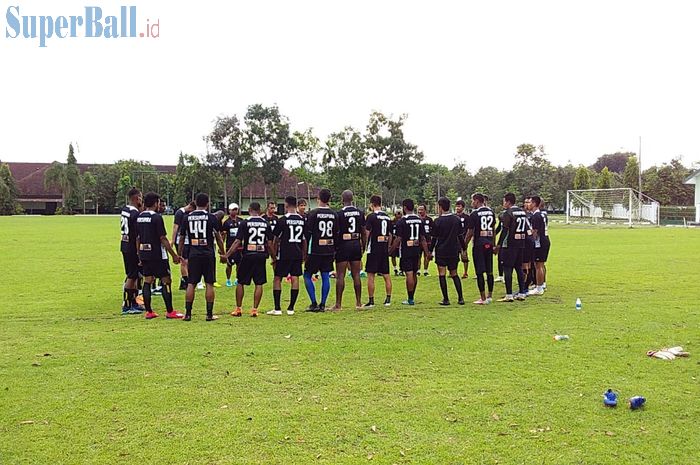 Para pemain Persipura Jayapura, sedang melakukan sesi latiha di Lapangan Demon, Kota Magelang, Jawa Tengah, Jumat (8/3/2019).