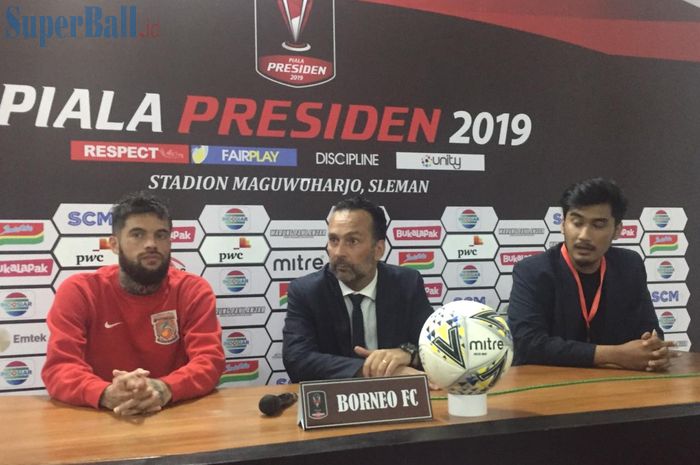 Pelatih Borneo FC, Fabio Lopez, didampingi Diego Michiels saat jumpa pers seusai laga kontra PSS Sleman di Grup D Piala Presiden 2019 pada Jumat (8/3/2019) malam.