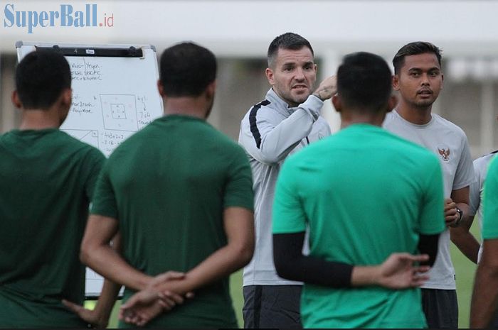 Pelatih Timnas Indonesia Simon McMenemy menjelaskan konsepnya di depan para pemain dalam latihan di Stadion Madya, Senayan, Jakarta, Jumat (8/3/2019).