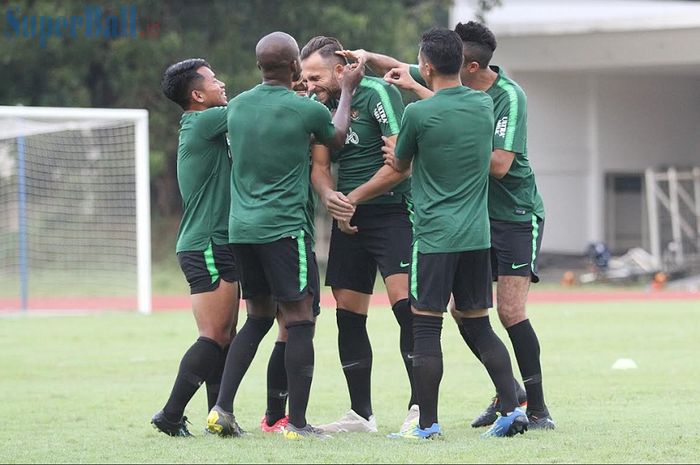 Sejumlah pemain Timnas Indonesia bercanda di sela latihan di Stadion Madya, Senayan, Jakarta, Jumat (8/3/2019).